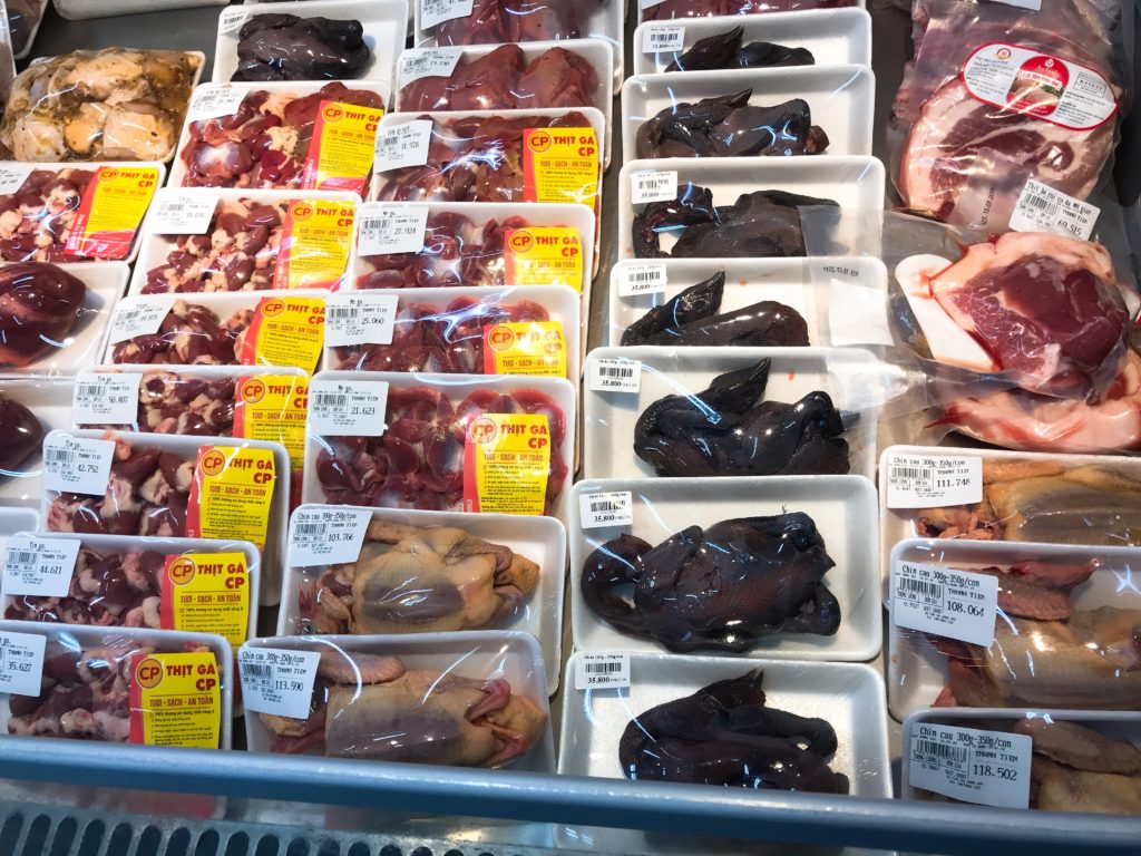 日本のスーパーでは絶対見れない食用虫やカエル肉！
